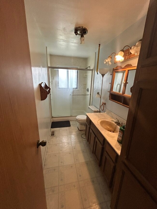 Building Photo - 2611 Meadowlane Dr
