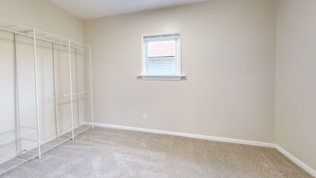 Building Photo - 3-Bedroom / 1.5 bath Single-Family Home