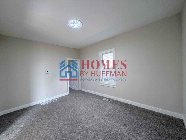 Building Photo - Two Bedroom House | Move In Ready