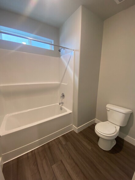 Building Photo - 13537 S Commodus Dr