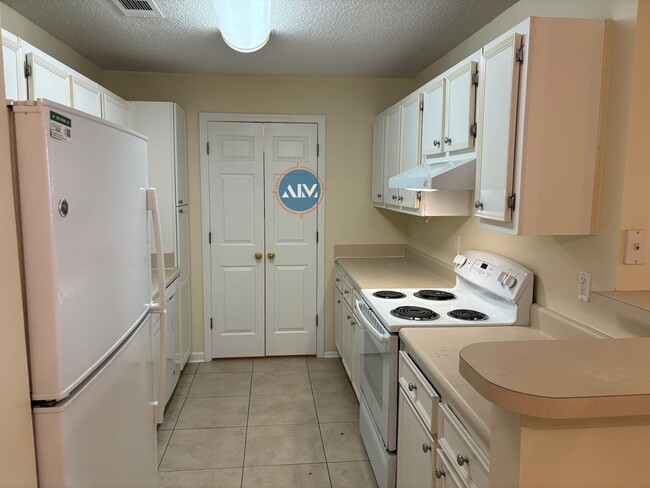 Building Photo - Beautiful 3-Bedroom Villa in Charming Wood...