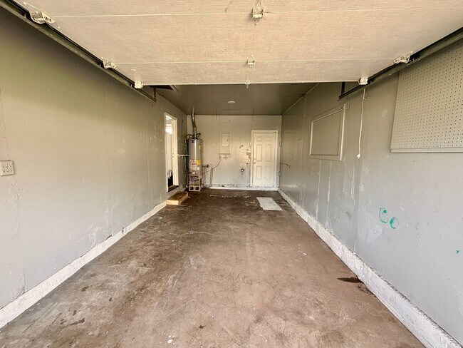 Building Photo - 6002 Farley Ave