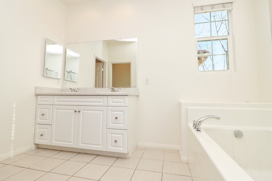 Master Bathroom - 8630 Cava Dr