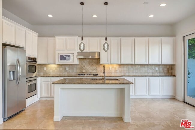 Building Photo - 24819 Cll Cedro