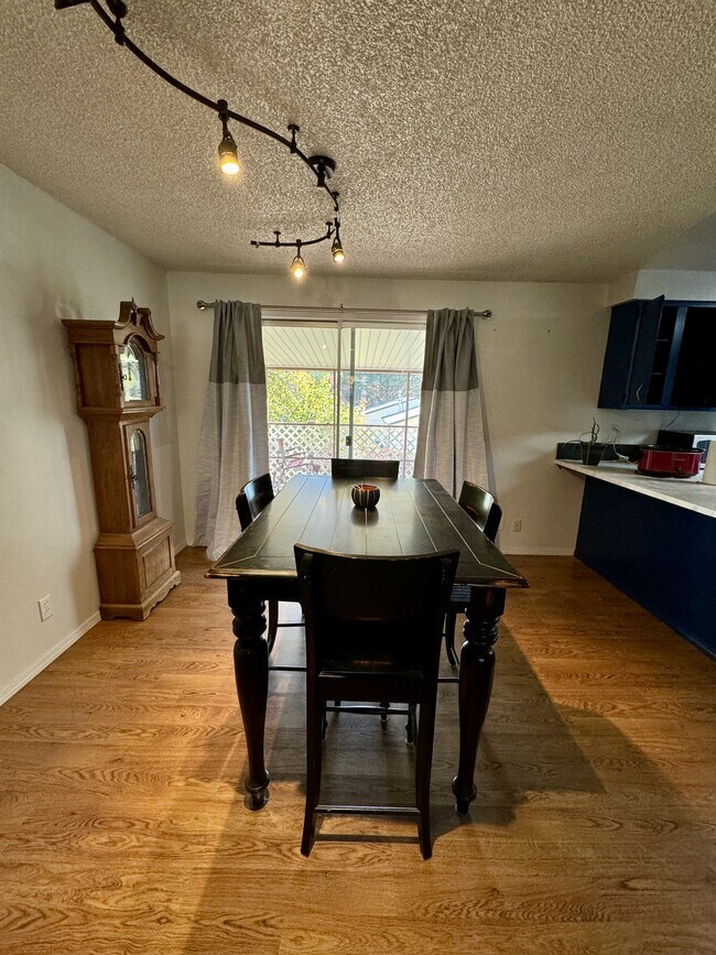 Building Photo - 735 E 15th N St