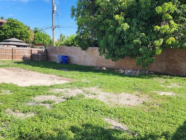 Building Photo - 1754 NE 48th Ct