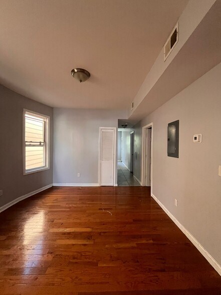 Building Photo - 143 Pearsall Ave