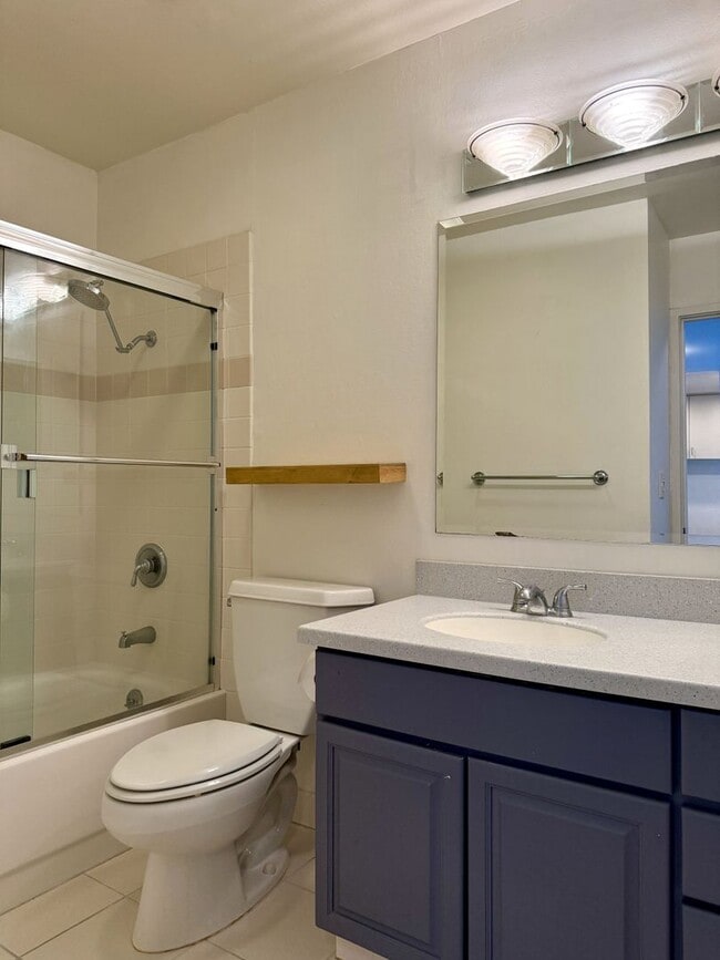 Building Photo - Top Floor Corner Unit Condo With Amazing V...