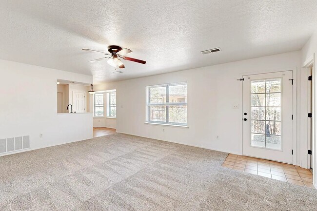 Building Photo - 699 Lakeview Cir SE