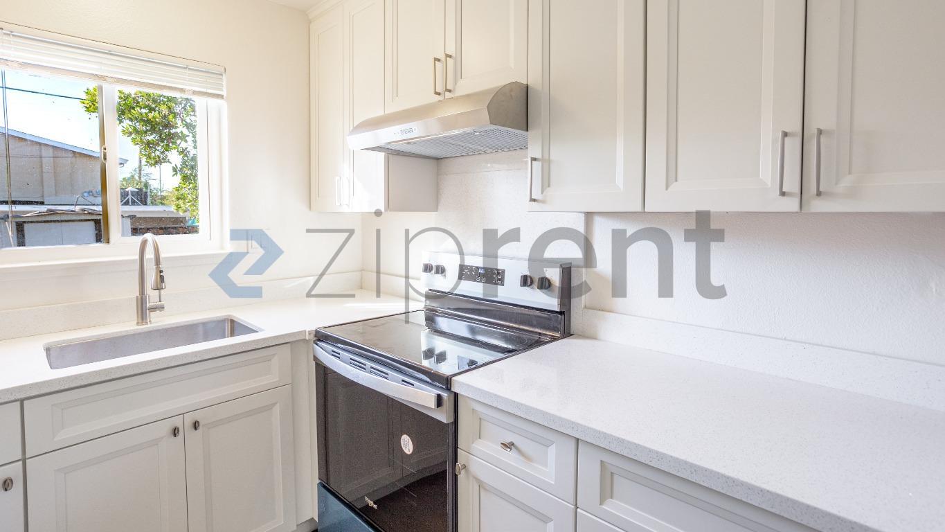 Building Photo - Unit A