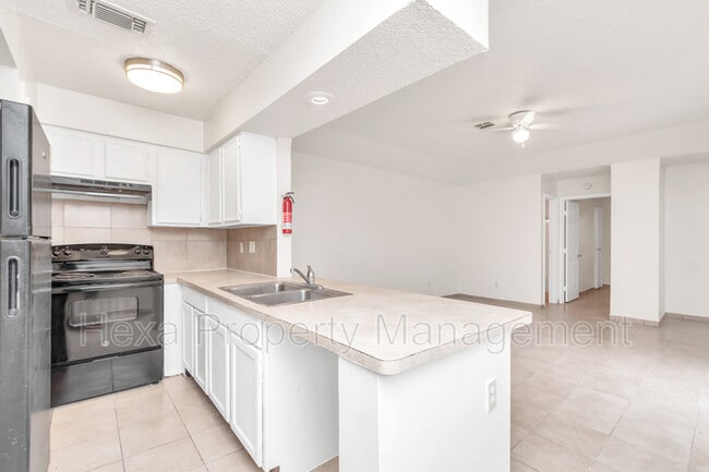 Building Photo - 6021 Bonn Echo Ln