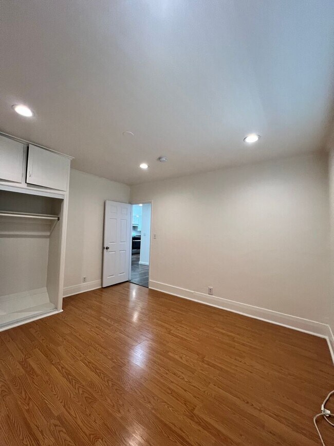 Building Photo - 711 Maltman Ave
