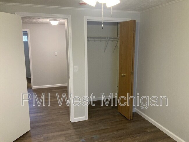 Building Photo - 2359 Barberry Dr SW