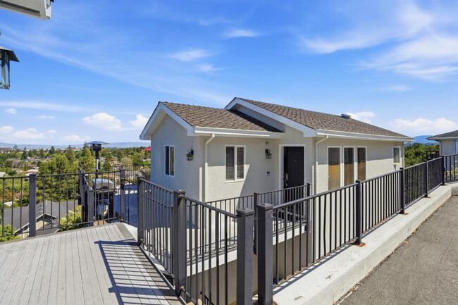 Building Photo - 531 Upland Rd