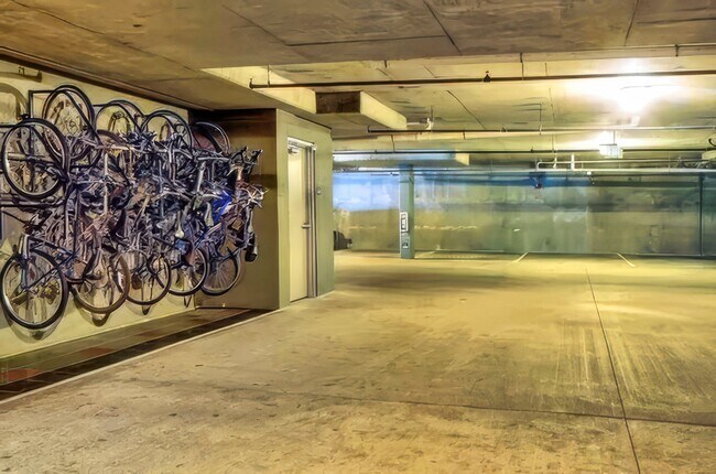 Building Photo - Penthouse condo in the ideal location in t...