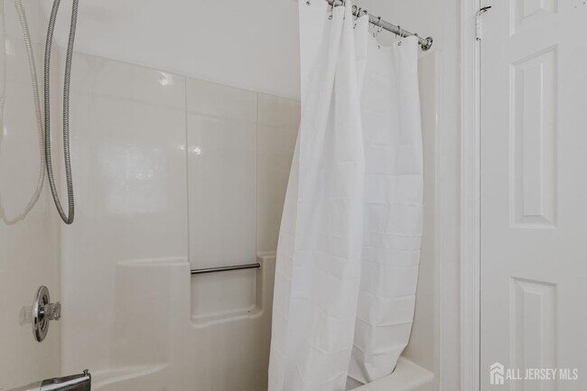 Building Photo - 596 4th Ave