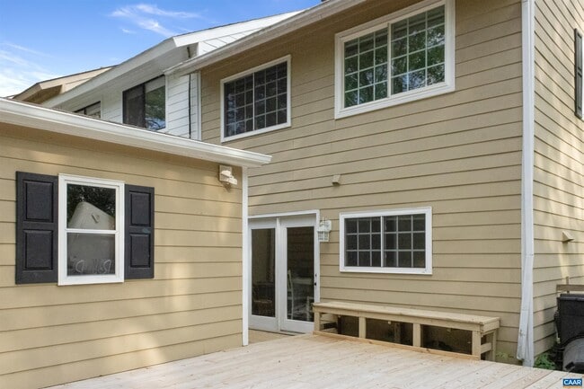 Building Photo - 118 Woodlake Dr