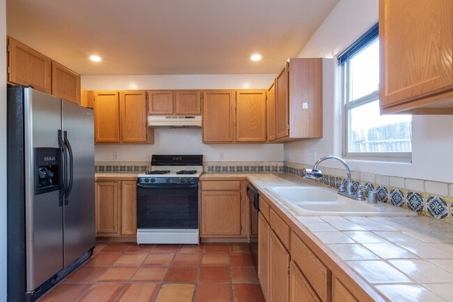 Building Photo - Cute Single Family Home Available now!