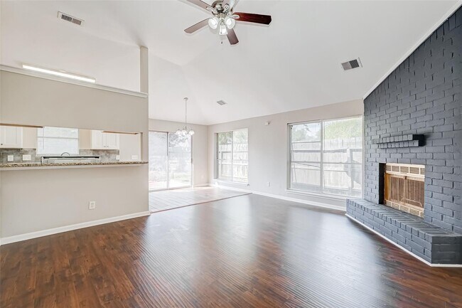 Building Photo - 16938 Enchanted Cir E