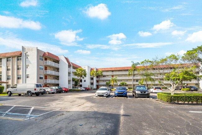 Building Photo - 3551 Inverrary Dr