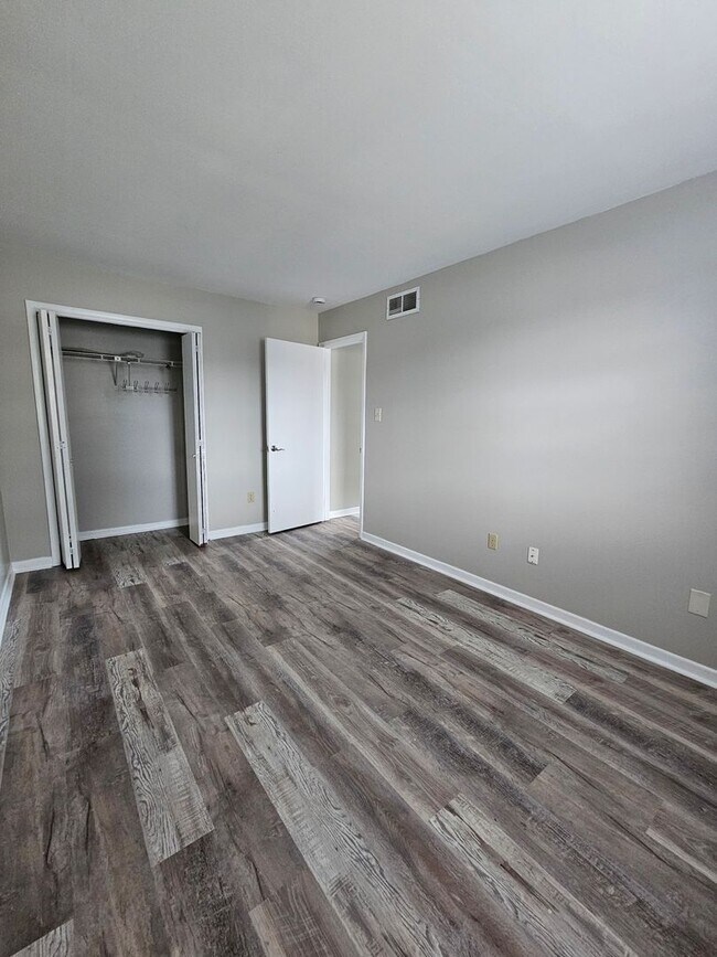 Building Photo - 3 Bedroom 1.5  bathroom End unit Townhouse near Bethlehem Catholic High School.