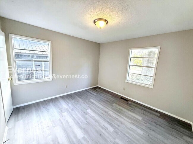 Building Photo - 2 Bed, 1 Bath with Laundry Hookups / Pet-F...