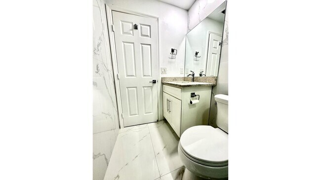 Building Photo - 8867 Sunset Dr