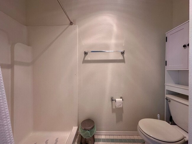 Building Photo - Charming Duplex 3 Bed 2 Bath w/ Double Car Garage and a Beautiful View in Portland!