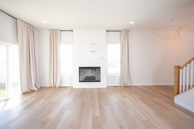Building Photo - 245 Hollyhock Dr