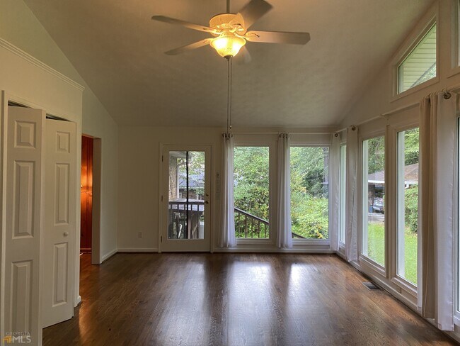 Building Photo - 2022 Woodbine Terrace NE