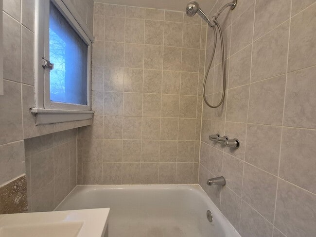 Building Photo - 416 Daly St