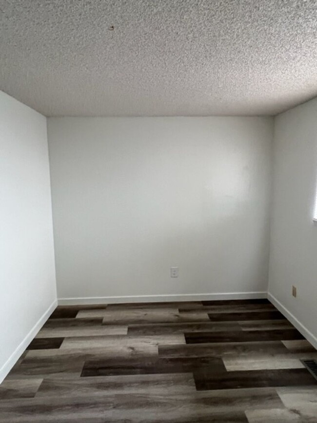 Building Photo - REMODELED 2 BEDROOM TOWNHOME