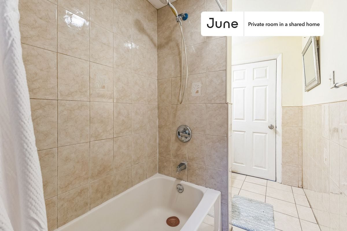 Building Photo - Room in Shared 5 bed/1 bath home