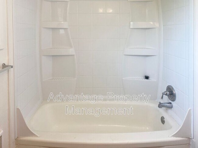 Building Photo - 365 Jackson St W