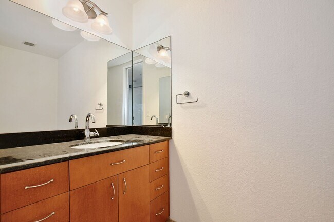 Building Photo - Beautiful 1/1.5 Modern Condo in the Highly...