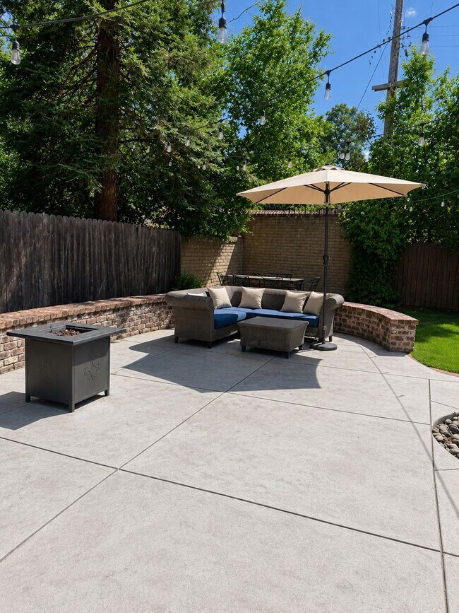 Building Photo - Beautiful Carmichael Home in Exclusive Neighborhood!