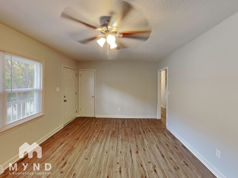 Building Photo - 3211 Spring Valley Dr