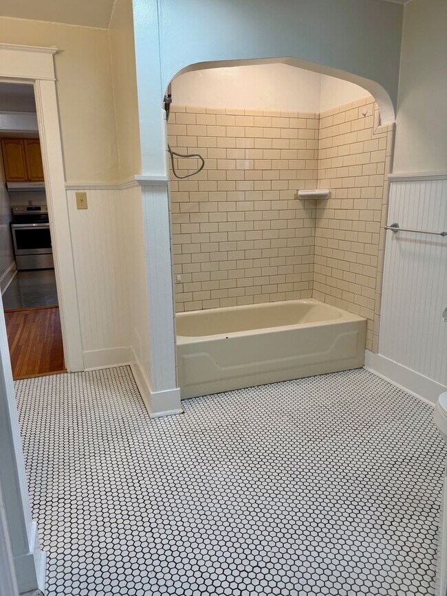 Building Photo - 302 Hasbrouck Ave