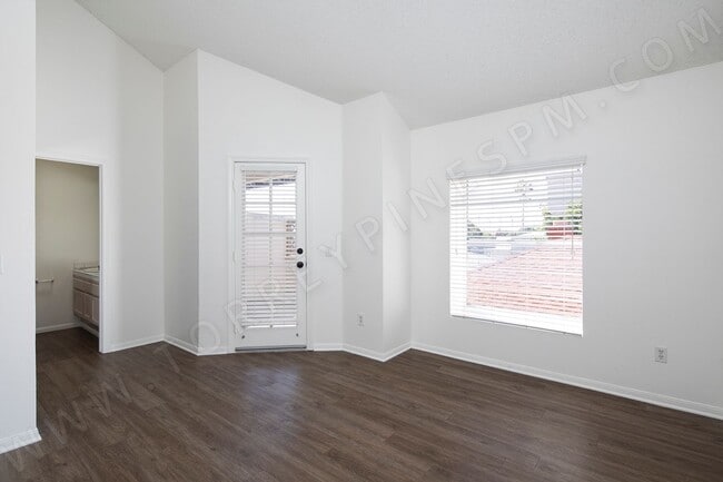 Building Photo - *OPEN HOUSE: 11/22 1:30-2:30pm* 3BR Townhouse in Pacific Beach + W/D