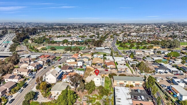 Building Photo - 2040 E 5th St