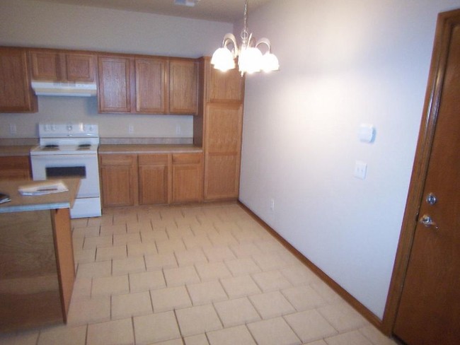 Building Photo - Lovely Duplex in gated community.