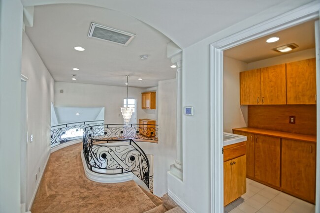 Building Photo - VERY SPACIOUS, BRIGHT & AIRY HOME W/ UNIQU...