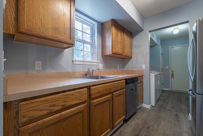 Building Photo - Beautifully maintained 3 Bed 2 Bath Home i...