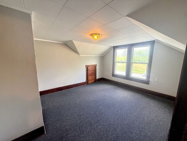 Building Photo - Three-bedroom one bathroom home for rent in North Canton