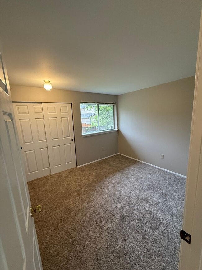 Building Photo - 4 Bedroom 2.5 Bath. Cul-de-Sac Home. New P...