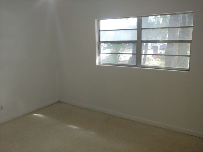 Building Photo - 2/1 Duplex Conveniently Located Just Off W...