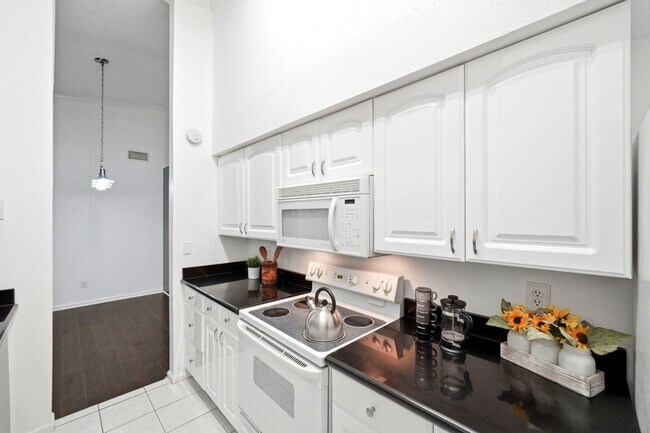 Building Photo - 2425 Augusta Dr