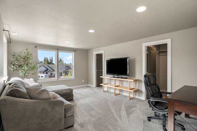 Building Photo - Spacious 4 Bedroom Gem with Private Backya...