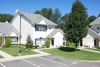 Building Photo - 305 Centre Ct
