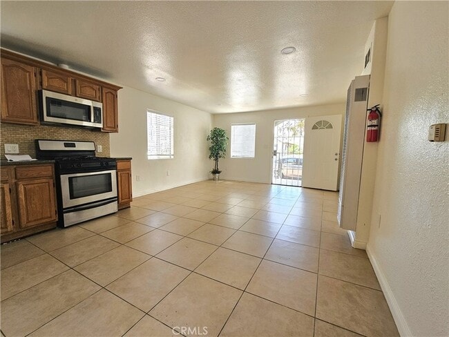 Building Photo - 654 W 21st St